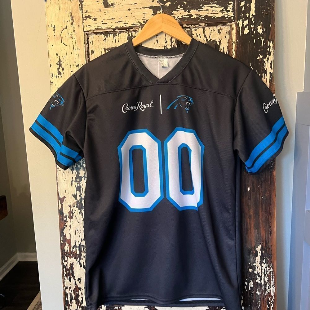 Carolina Panthers NFL Crown Royal 00 V-neck sports T-shirt. Men’s size M.